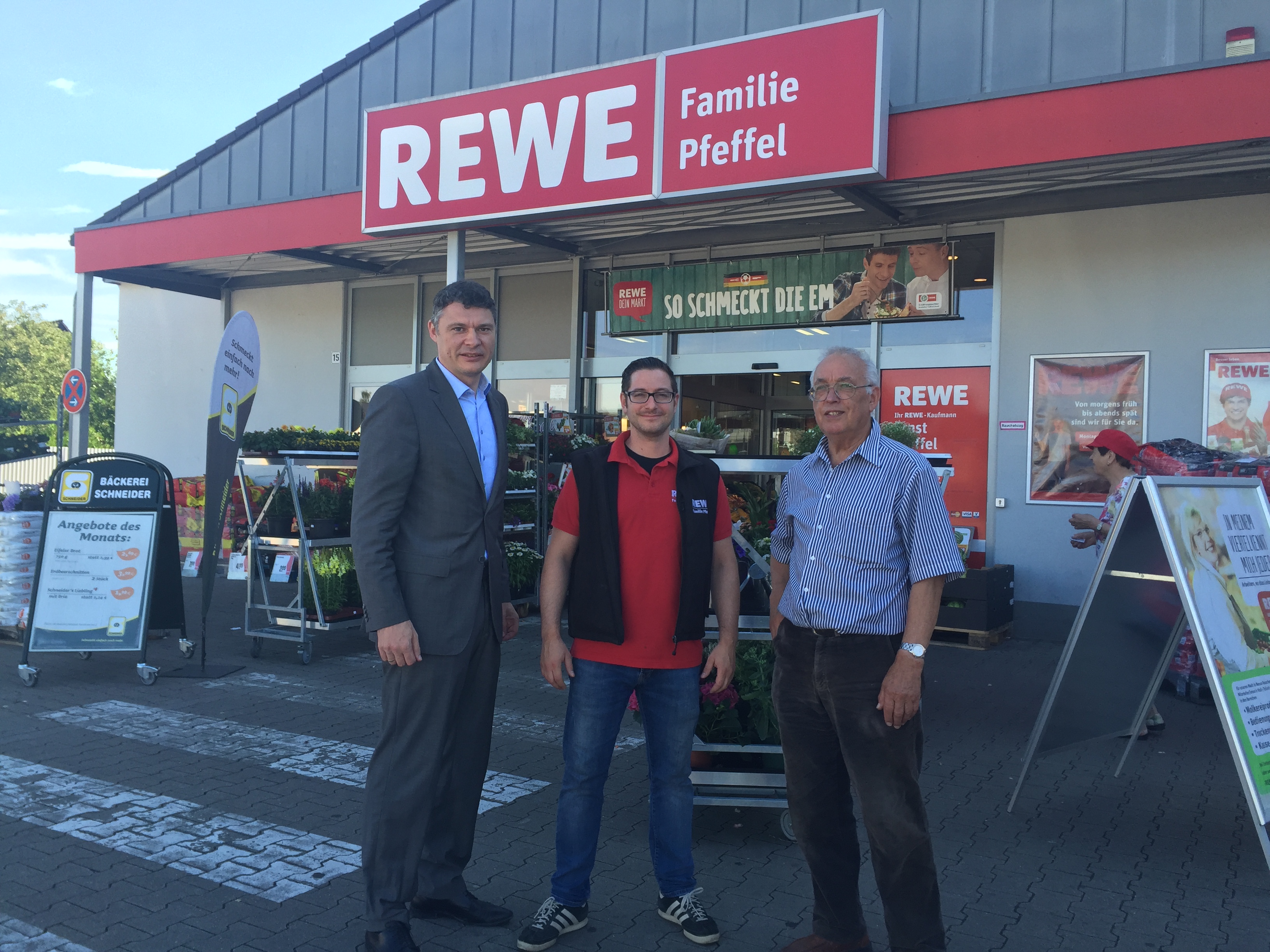 Willi Traut (rechts) und Jörg Geerlings bei Marco Pfeffel (Mitte)